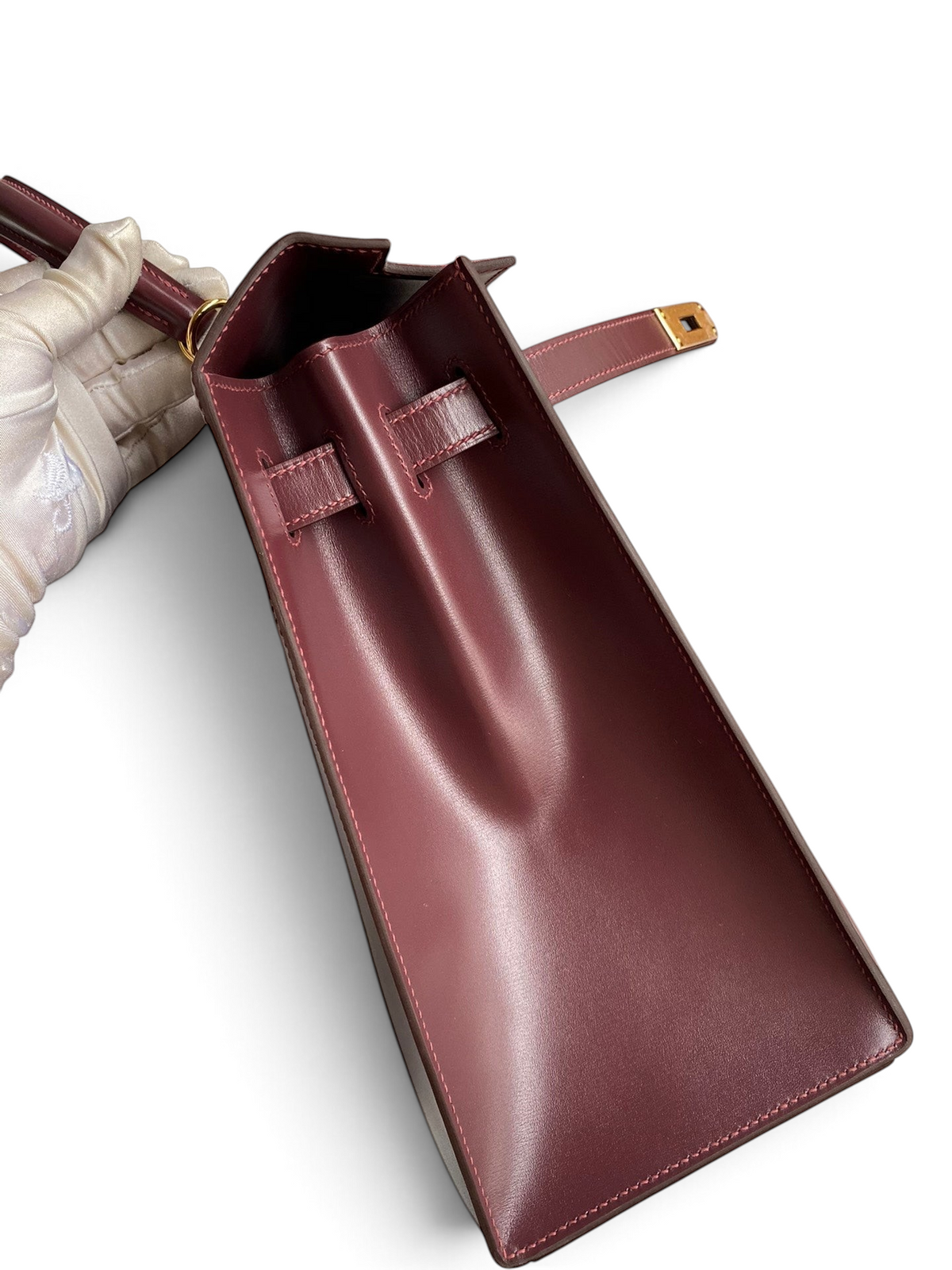 SWORD LUXURY marka bordo renkli, kutu deri Hermès Kelly 32cm çanta, üstten görünüm ve detaylı işçilik.