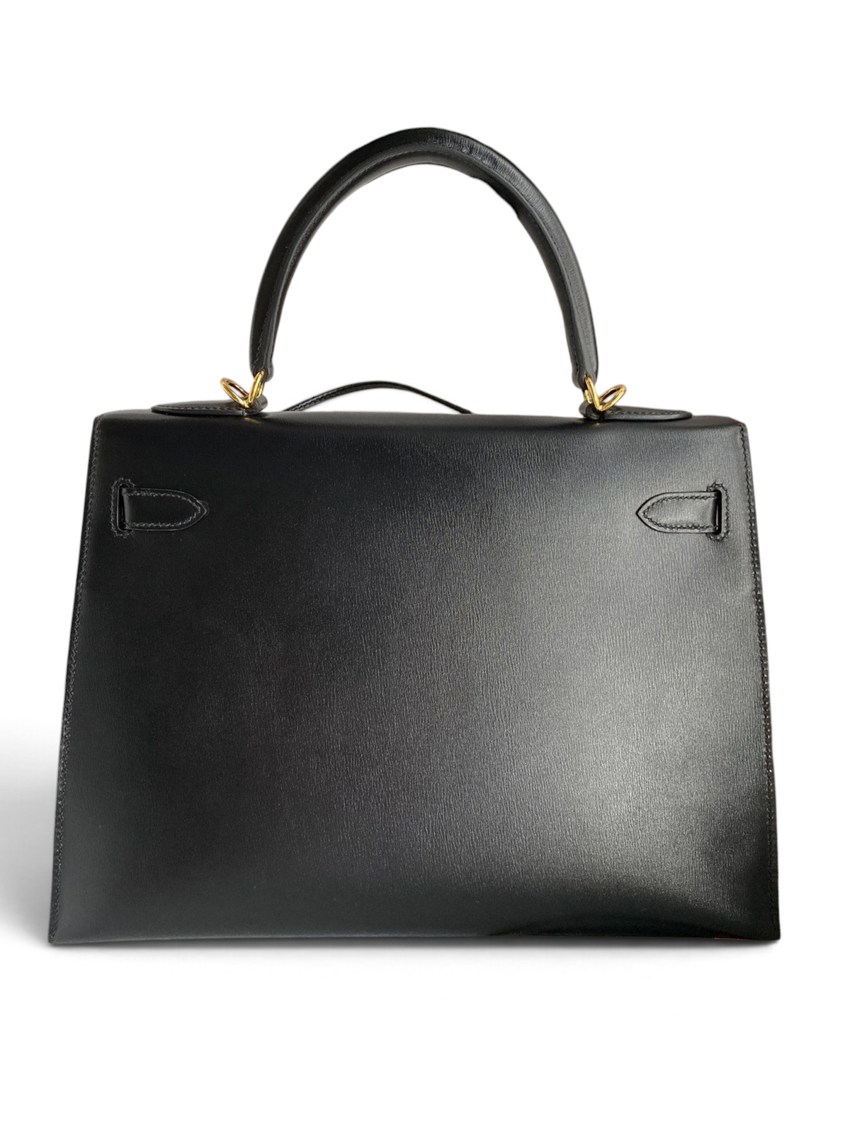 SWORD LUXURY marka, siyah box deri Hermès Kelly 32cm çanta, kutusu içinde, altın donanımlı ve zarif tasarımlı.