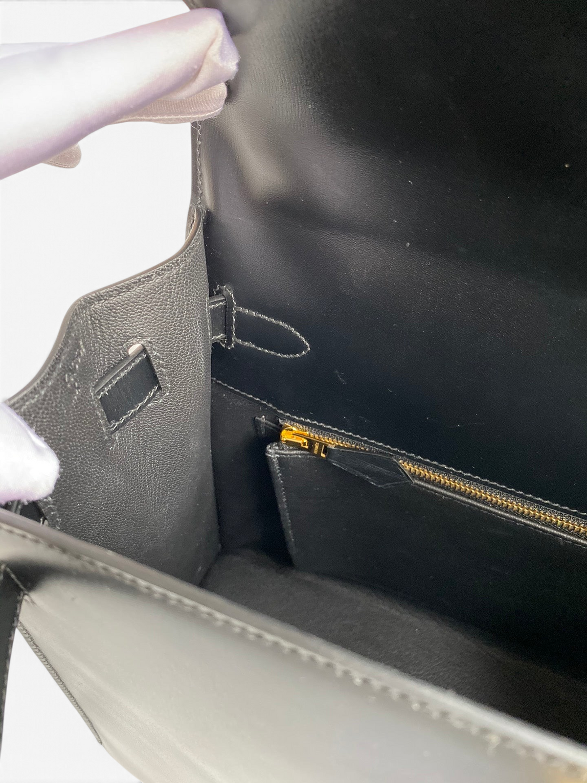 SWORD LUXURY Hermès Kelly 32cm çanta içi, siyah deri detayları ve altın rengi fermuarı ile iç bölme görünümü.