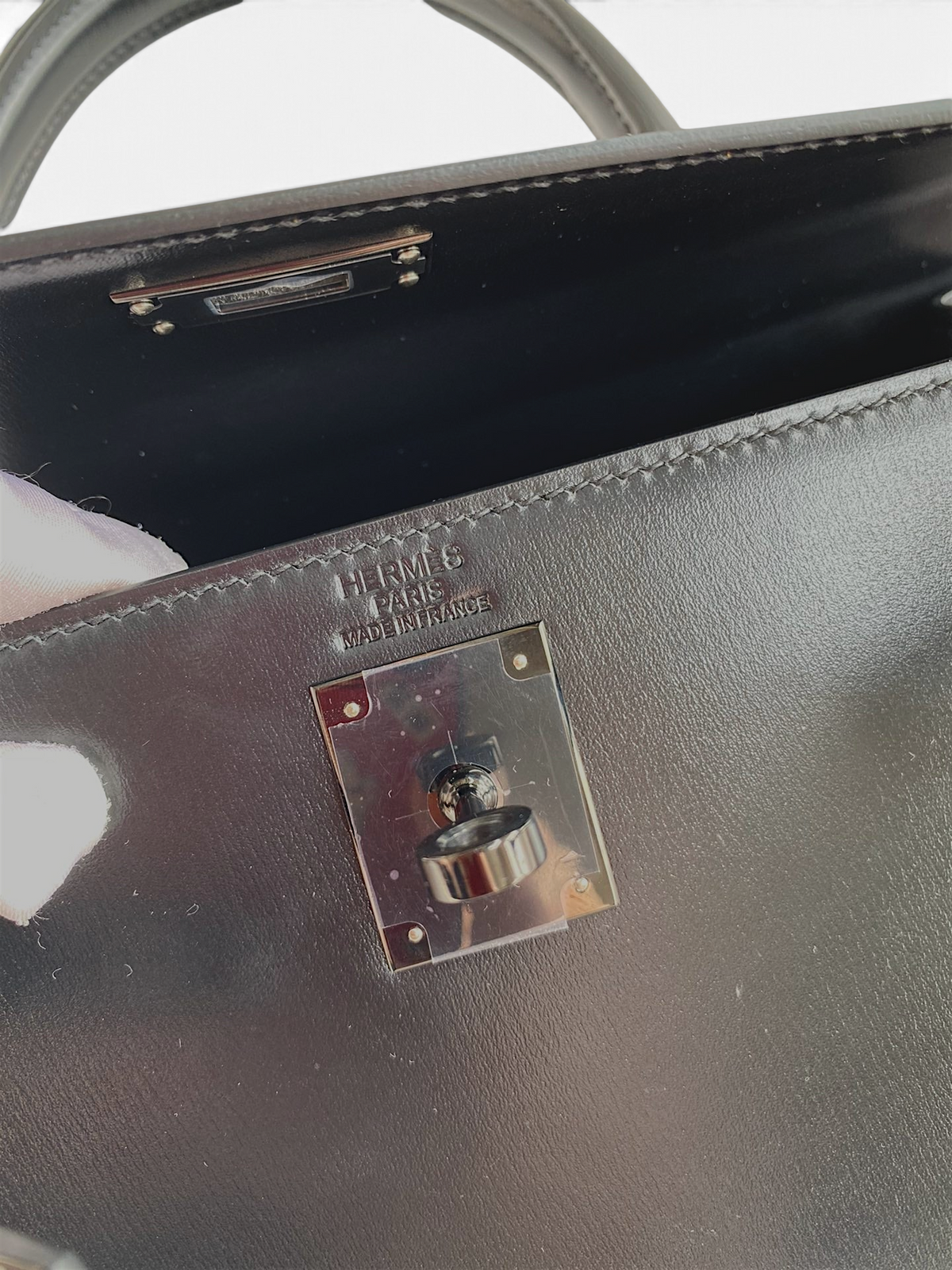 SWORD LUXURY Hermès Kelly 25cm çanta, pürüzsüz siyah box deri detayları ve ikonik metal kilit mekanizması.