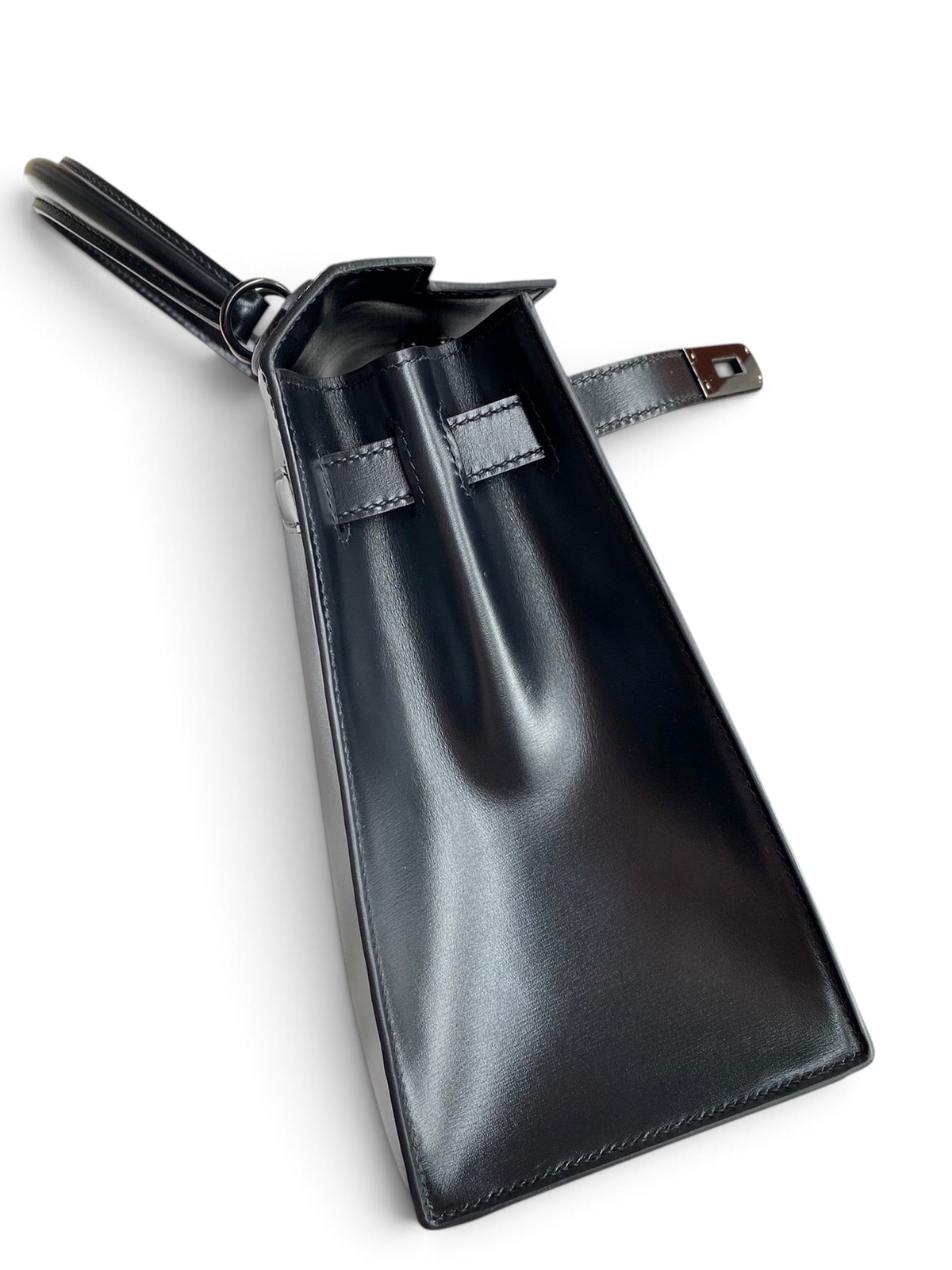 SWORD LUXURY marka siyah deri Hermès Kelly 25cm çanta, kutu içinde üstten görünüm ve detaylı işçilik.