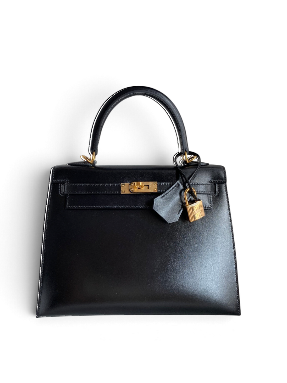 SWORD LUXURY imzalı, altın donanımlı ve kilitli, siyah box deri Hermès Kelly 25cm çanta kutusunda.