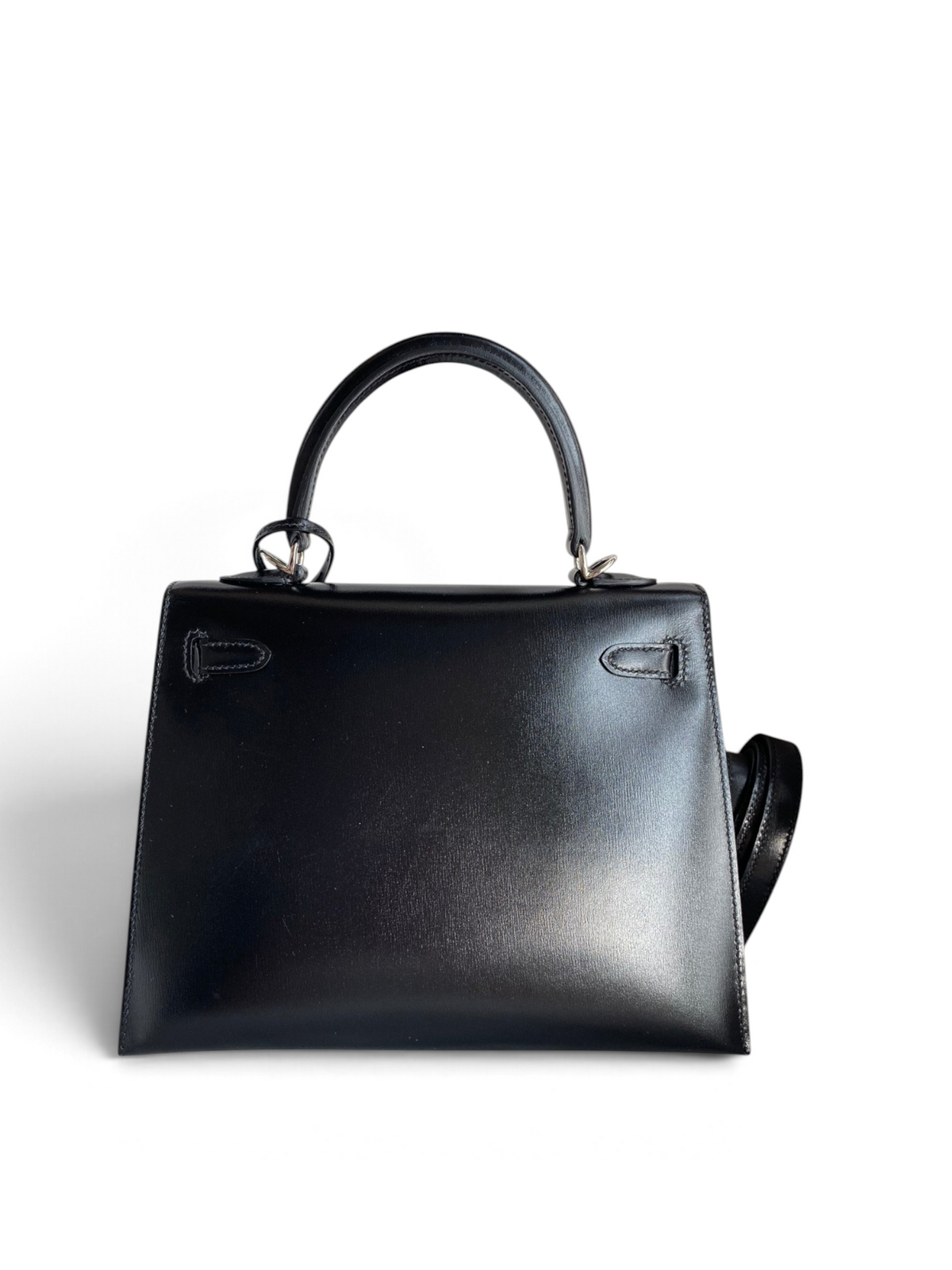 SWORD LUXURY marka siyah box deri Hermès Kelly 25cm el çantası, kutu içerisinde zarif detaylarla sunuluyor.