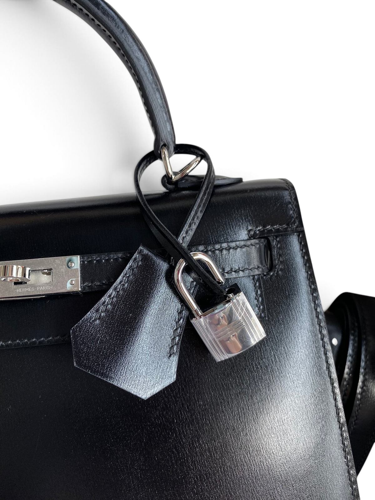 SWORD LUXURY siyah box deri Hermès Kelly 25cm çanta, gümüş donanım, kilit ve anahtar detaylı.