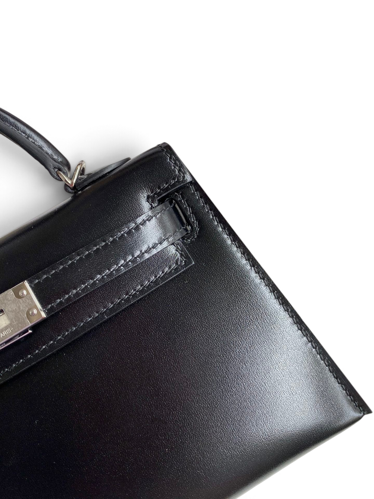 SWORD LUXURY siyah box deri Mini Kelly 19cm çanta, gümüş donanım ve ikonik kilit detayı ile kutusunda.