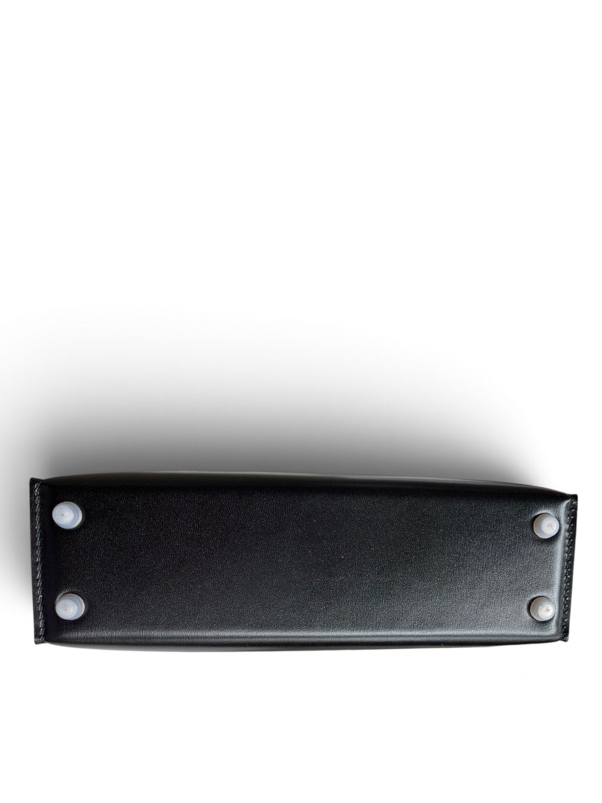 SWORD LUXURY Mini Kelly 19cm çanta tabanı, koruyucu metal ayaklar ve pürüzsüz siyah box deri detayları ile.