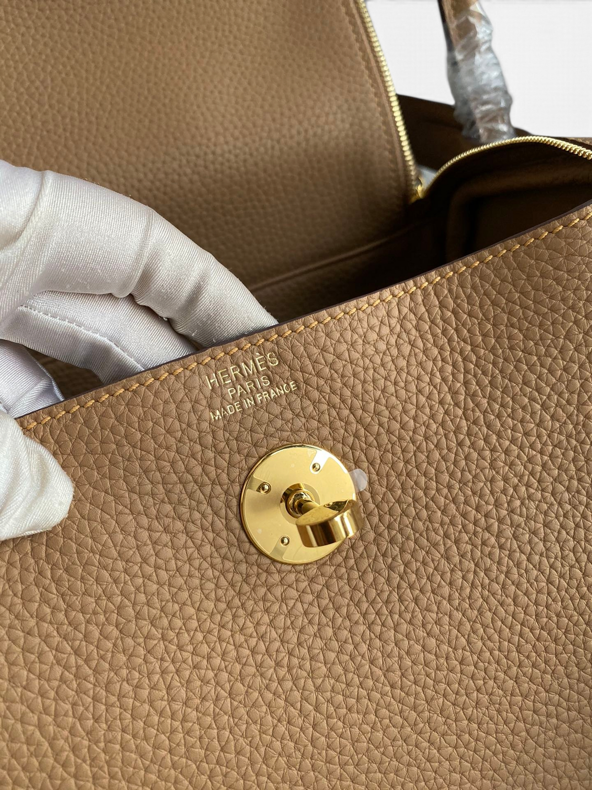 SWORD LUXURY Hermès Lindy 26 çanta, altın tonlu metal kilit detayı ve kaliteli dokulu Clemence deri detayları.