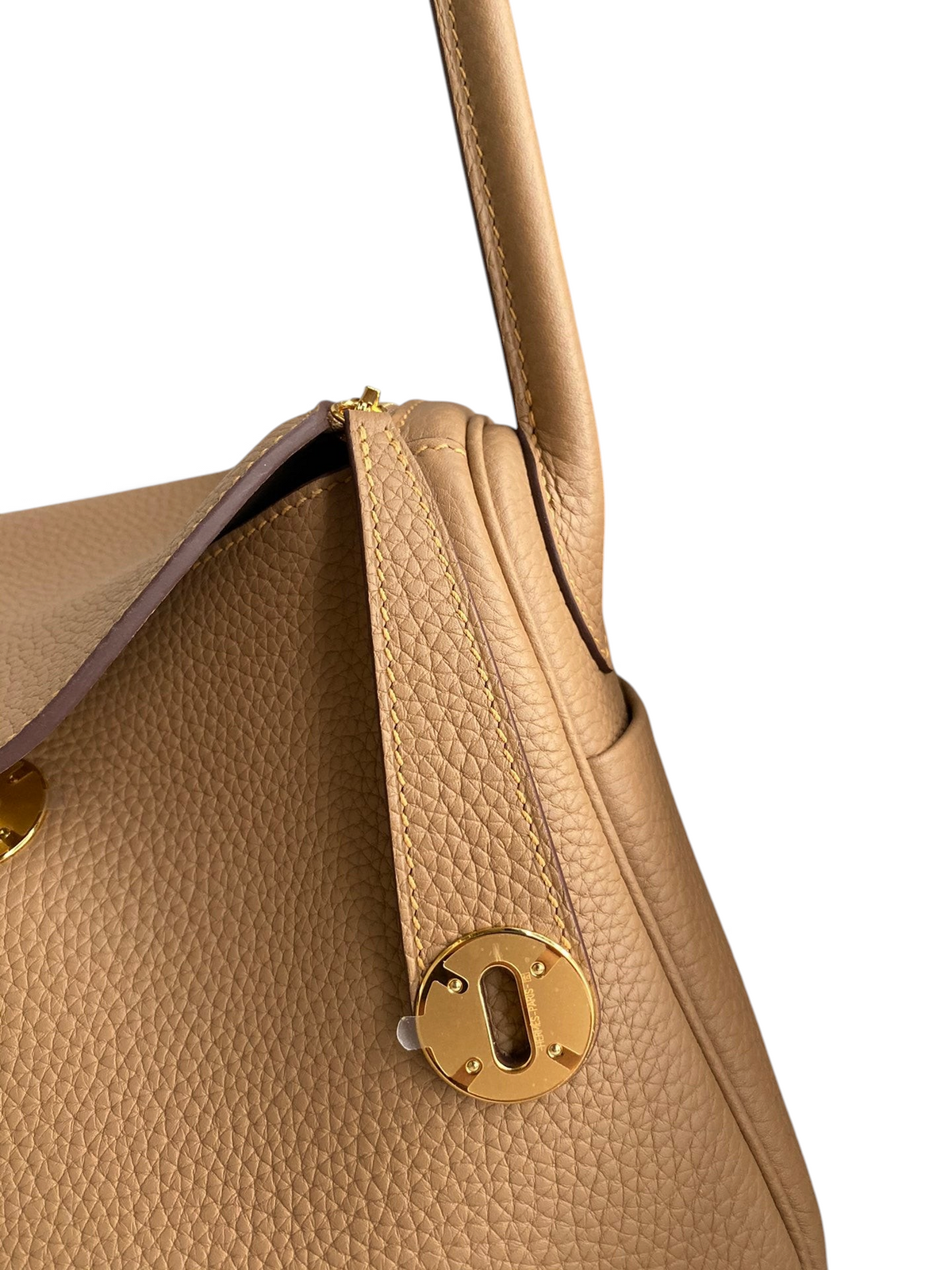 SWORD LUXURY marka, taba rengi, dokulu Clemence deriden üretilmiş, altın donanımlı Hermès Lindy 26 çanta detayı.
