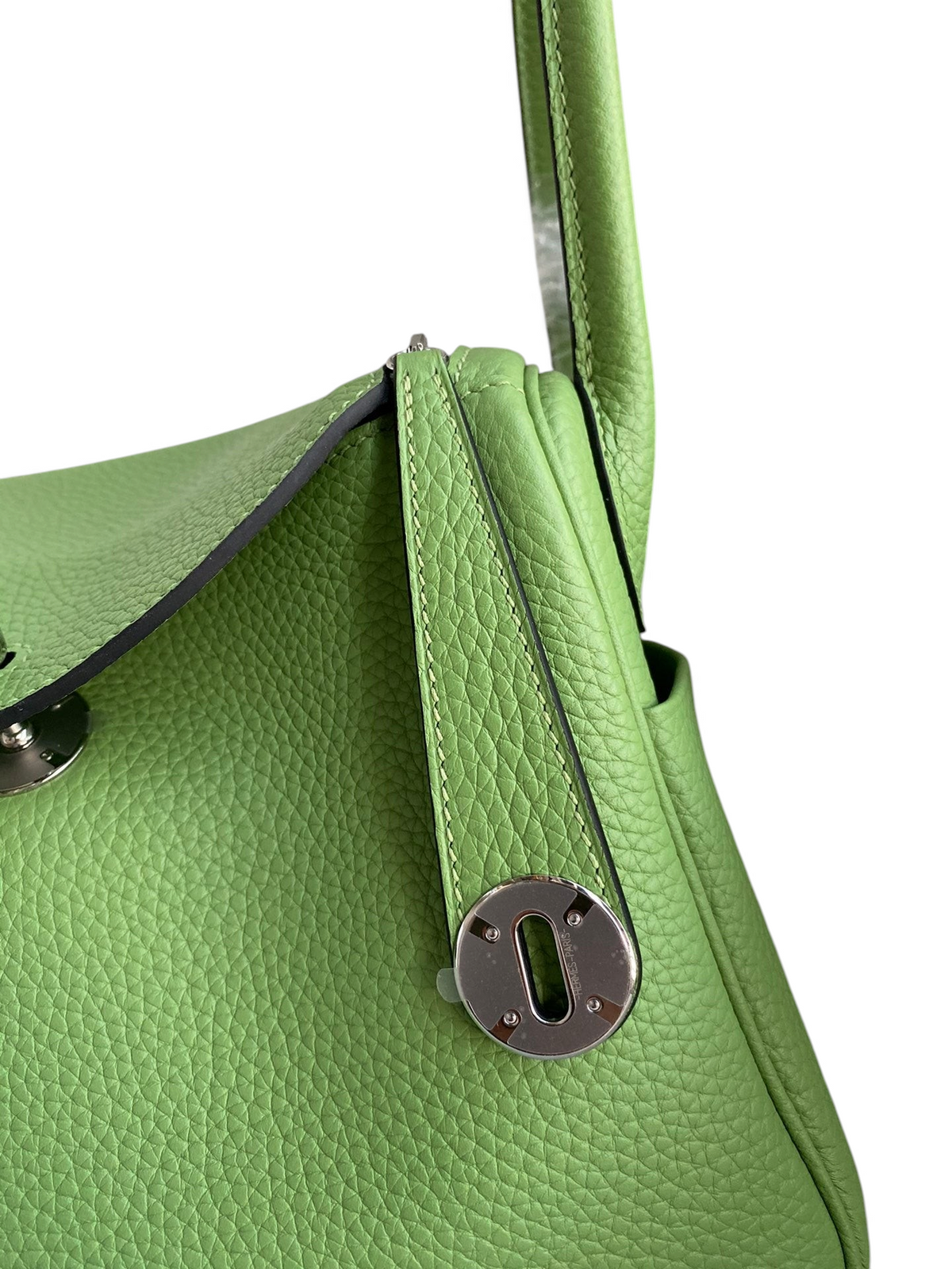 SWORD LUXURY marka, yeşil Clemence deri Hermès Lindy 26 çanta, gümüş metal detaylı ve ikonik döner kilitli tasarım.