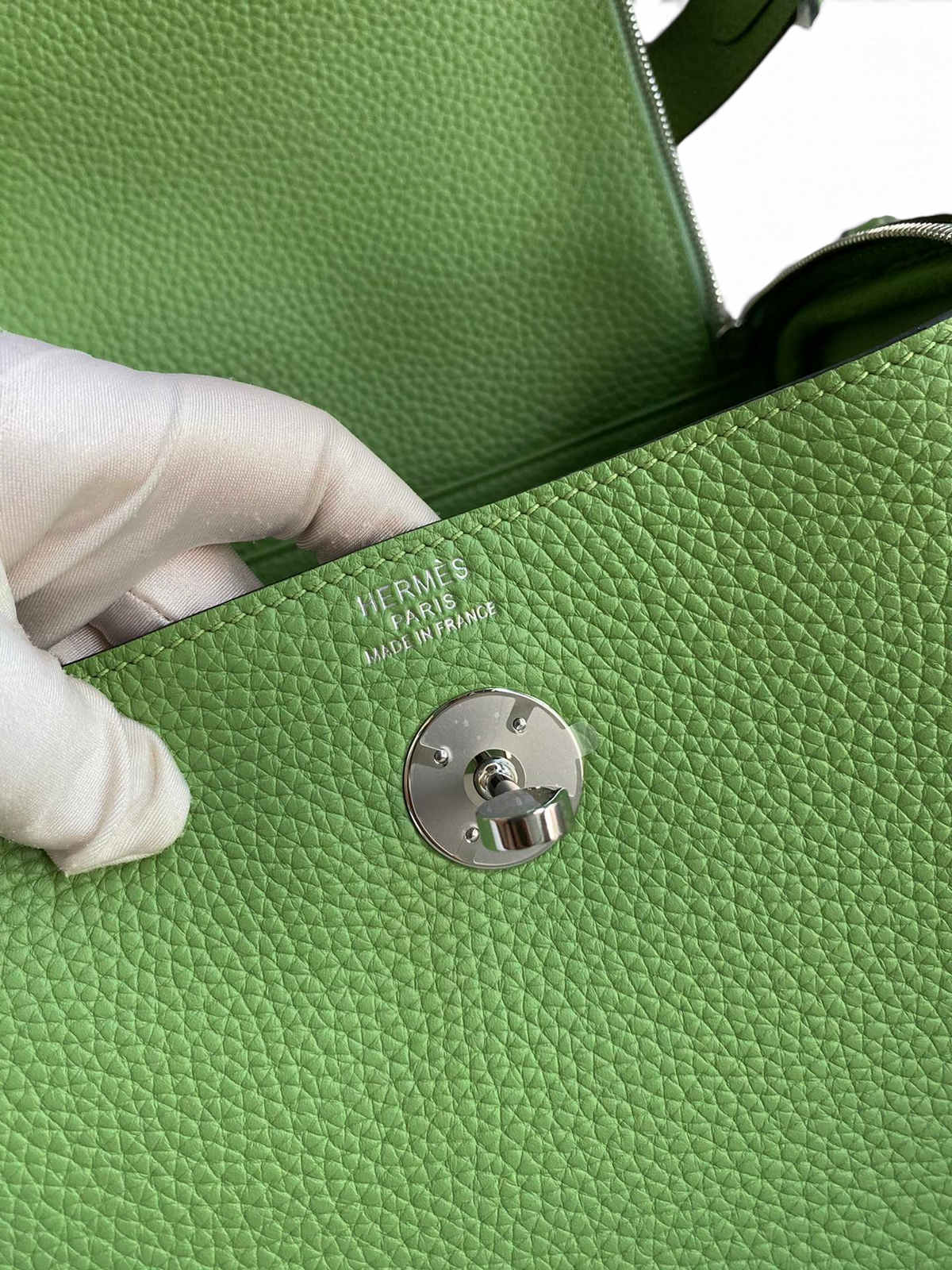 SWORD LUXURY marka yeşil Clemence deri Hermès Lindy 26 çanta, gümüş renkli döner kilit detayı ve iç kısım görünümü.