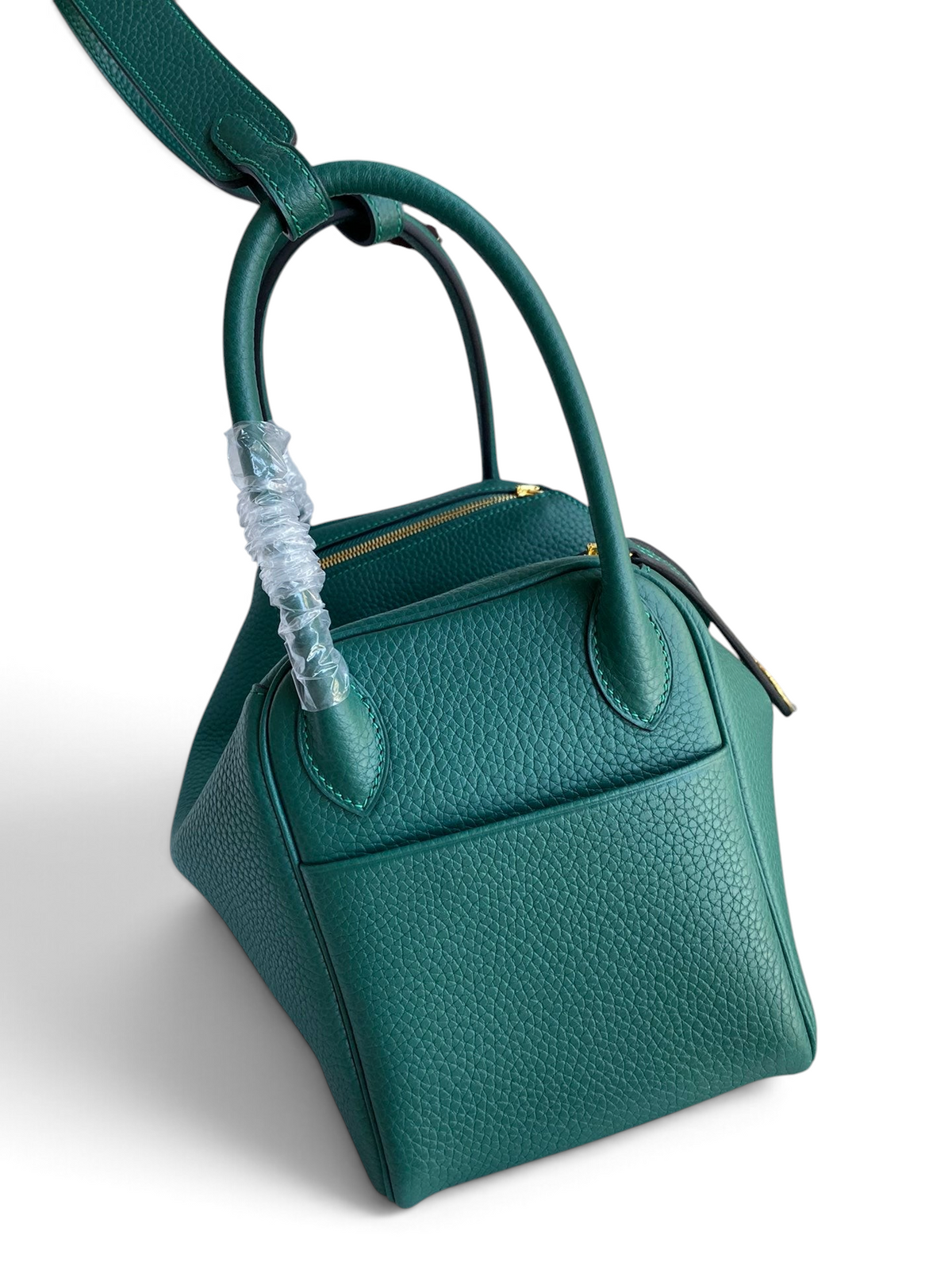 SWORD LUXURY marka, yeşil Clemence deri Hermès Lindy 26 çanta, çift saplı ve fermuarlı detaylı tasarım.