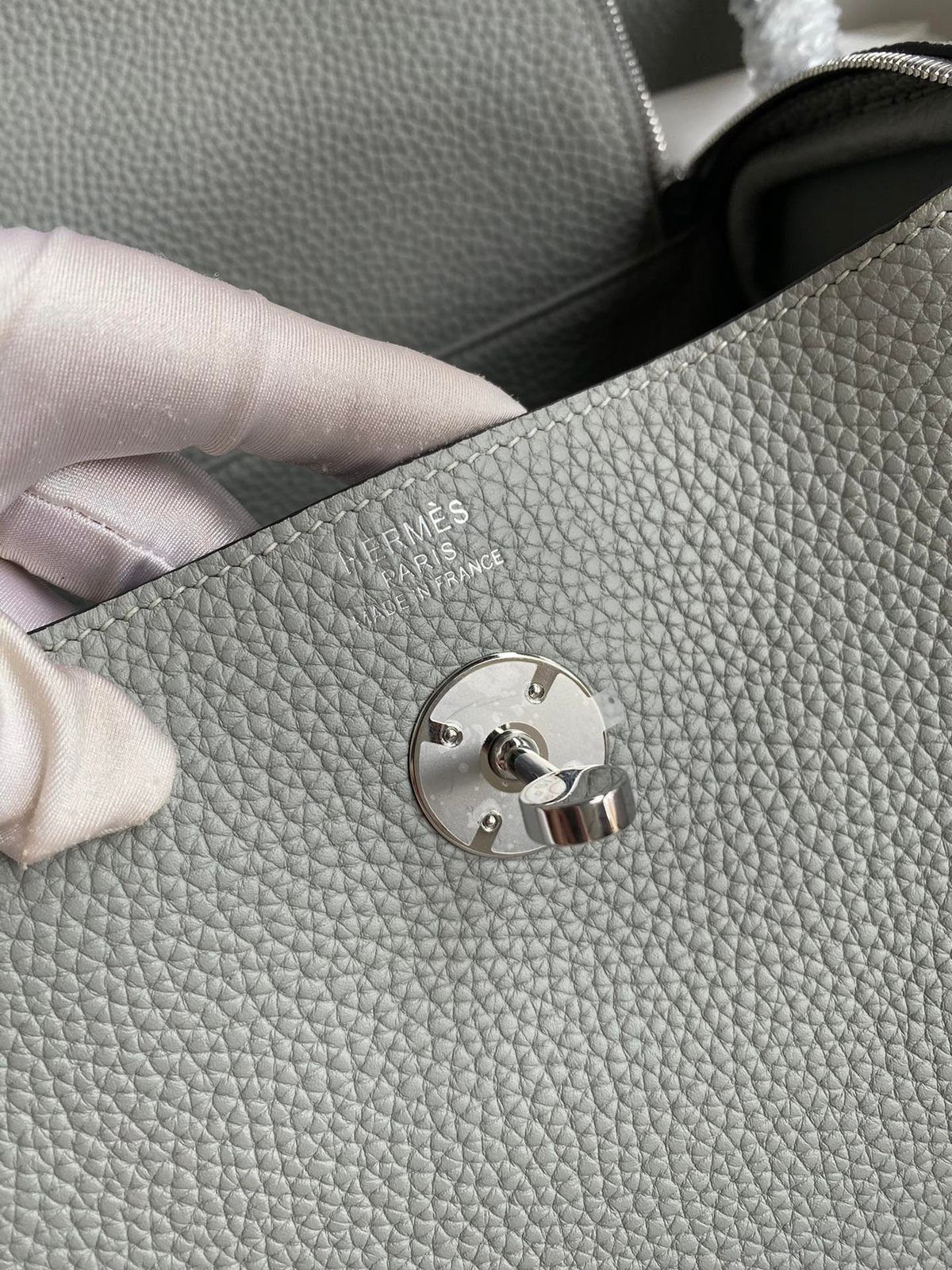 SWORD LUXURY Hermès Lindy 26 çanta, gri Clemence deri detaylı ve gümüş donanımlı iç kilit mekanizması.
