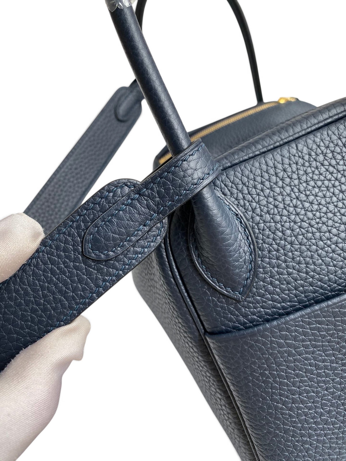 SWORD LUXURY marka lacivert Clemence deri Lindy 26 çanta, detaylı dikişleri ve omuz askısı ile yakın çekim.
