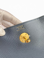 SWORD LUXURY Hermès Lindy 26 çanta üzerinde altın tonlu metal kilit detayı ve deri dokusu yakın çekimi