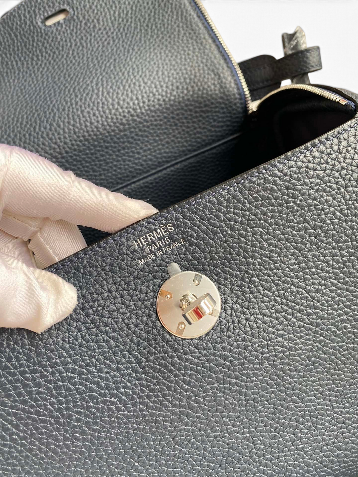 SWORD LUXURY Hermès Lindy 26 çanta, siyah Clemence deri detayları ve metalik çevirmeli kilit mekanizması.