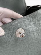 SWORD LUXURY Hermès Lindy 26 çanta, gri Clemence deri dokusu, metalik döner kilit detayı ve iç damga logosu.