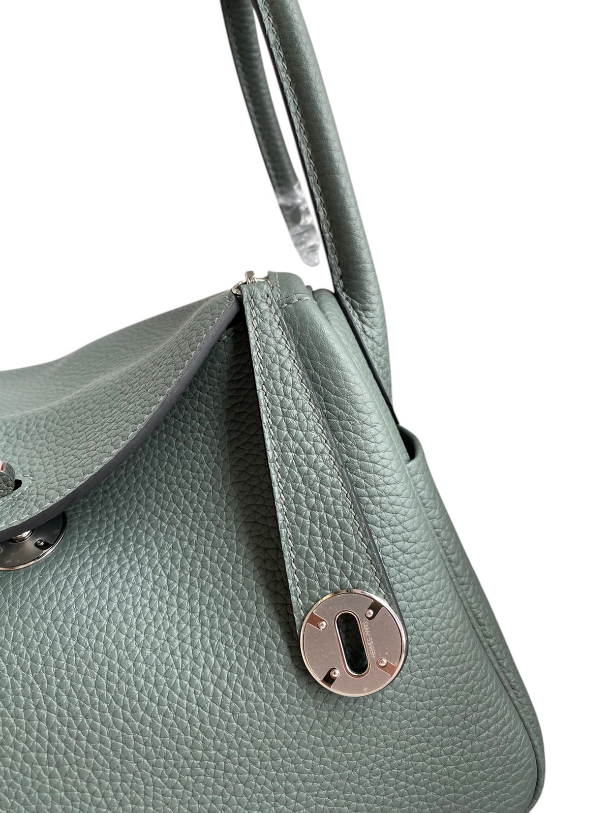 SWORD LUXURY Hermès Lindy 26 çanta, yeşil Clemence deri detayları, gümüş donanım ve ikonik döner kilit mekanizması.