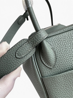 SWORD LUXURY Lindy 26 çanta, gri Clemence deri dokusu ve detaylı dikiş yapısı ile yakın çekim.