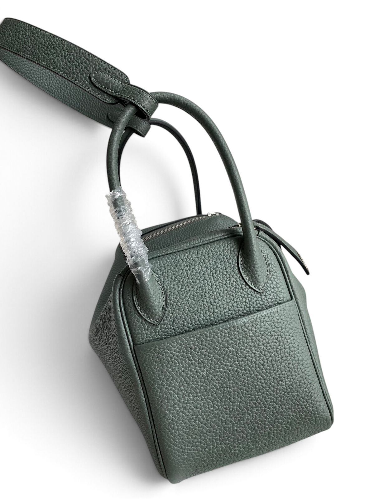 SWORD LUXURY marka, yeşil Clemence deriden üretilmiş, çift saplı ve omuz askılı şık Hermès Lindy 26 çanta.