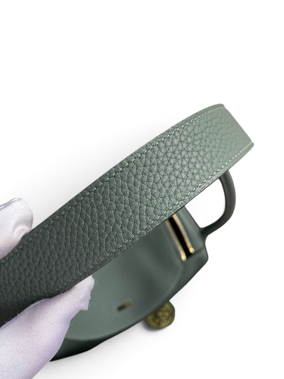 SWORD LUXURY marka gri Clemence deri Lindy 26 çanta askısı detayı, beyaz eldivenli elle tutuluyor.