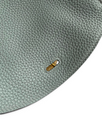 SWORD LUXURY marka, gri renkli, dokulu Clemence deri detaylı Hermès Lindy 26 çanta yüzeyi ve metal kilit detayı.