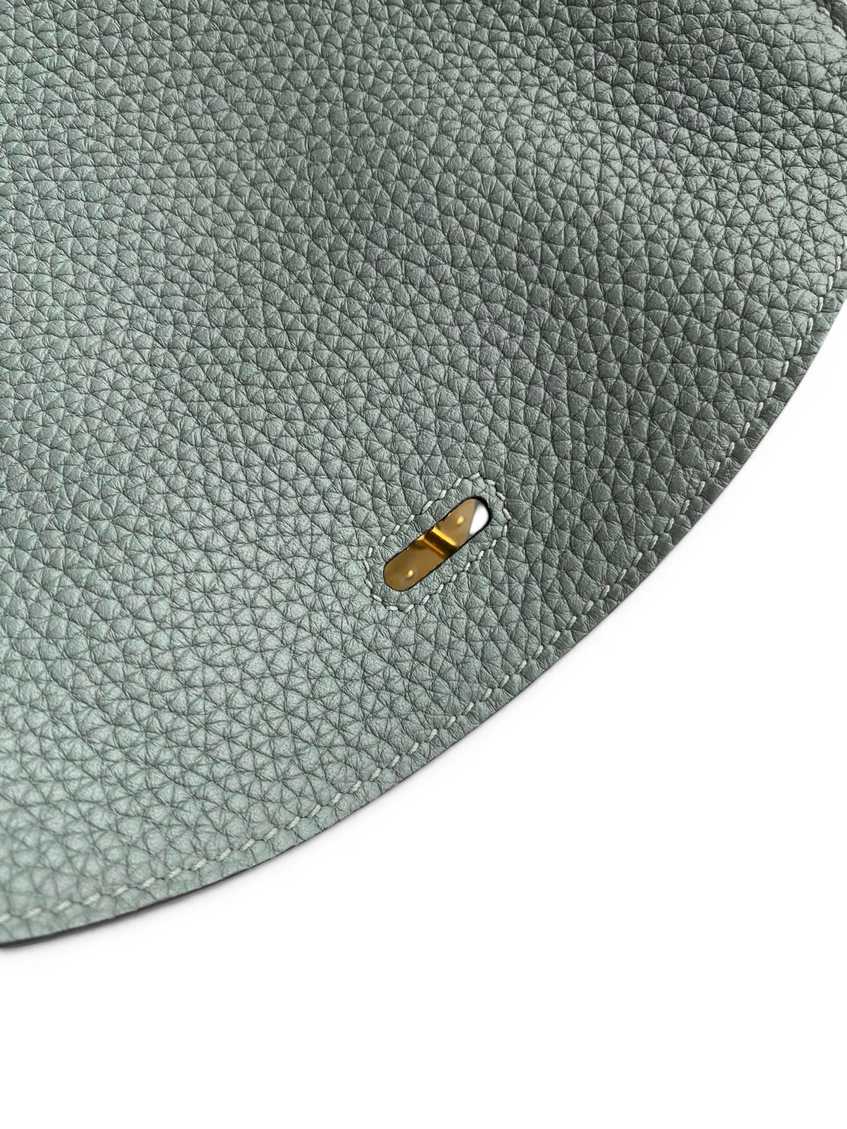 SWORD LUXURY marka, gri renkli, dokulu Clemence deri detaylı Hermès Lindy 26 çanta yüzeyi ve metal kilit detayı.