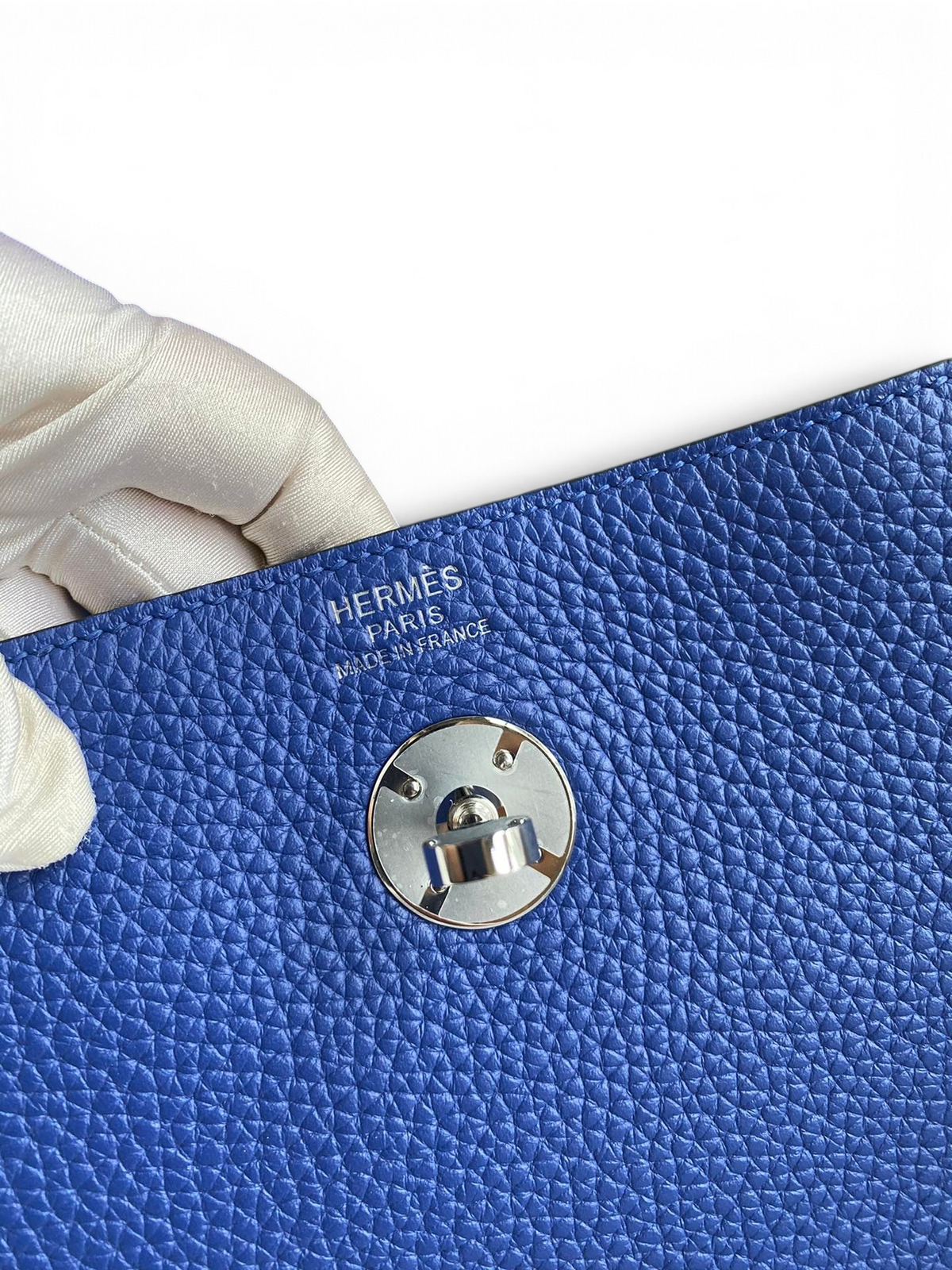 SWORD LUXURY Hermès Lindy 26 çanta üzerinde gümüş renkli döner kilit detayı ve deri kabartmalı logo detayı