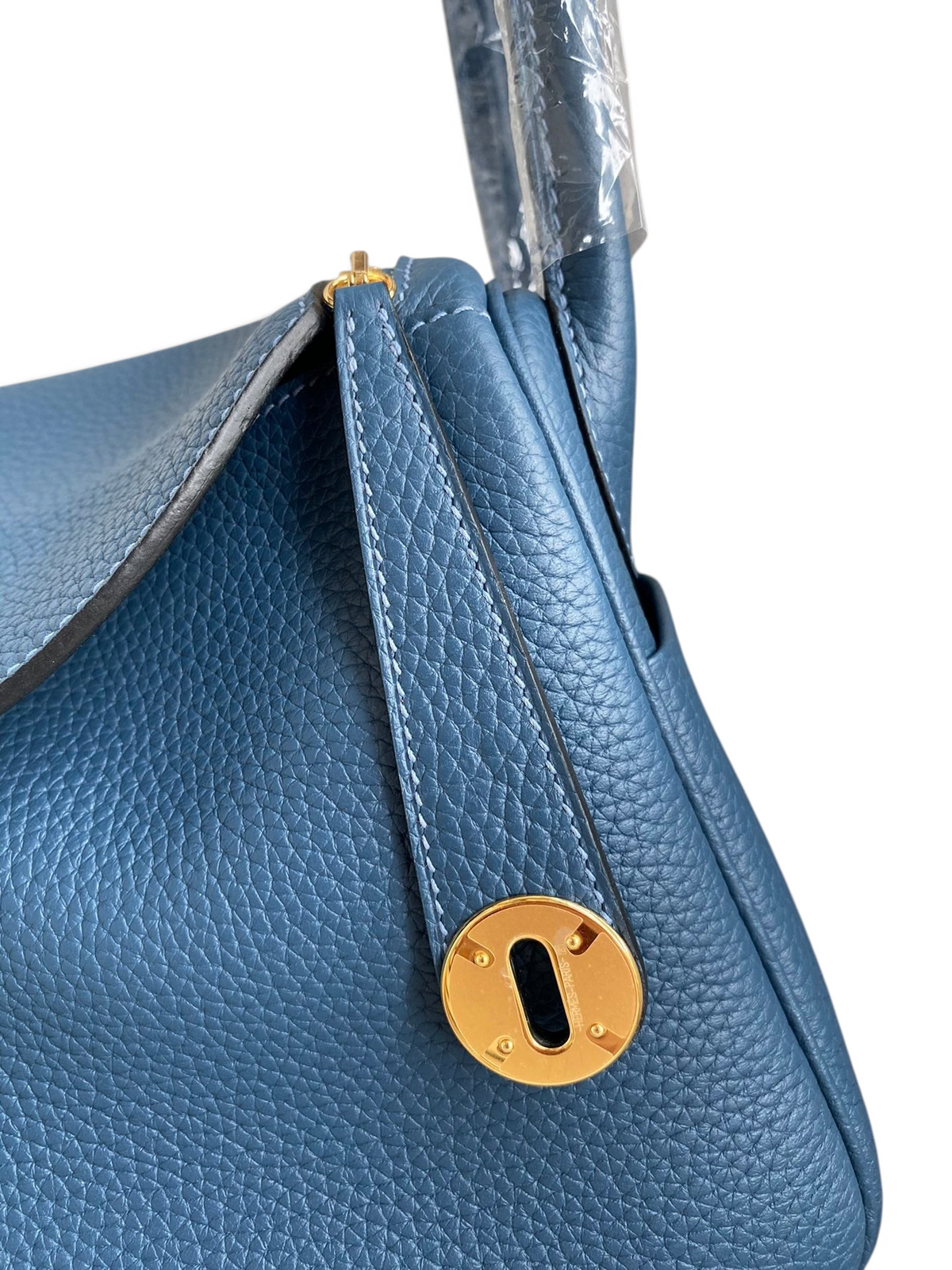 SWORD LUXURY marka, mavi Clemence deriden üretilmiş, altın rengi metal detaylı ve fermuarlı Hermès Lindy 26 çanta.