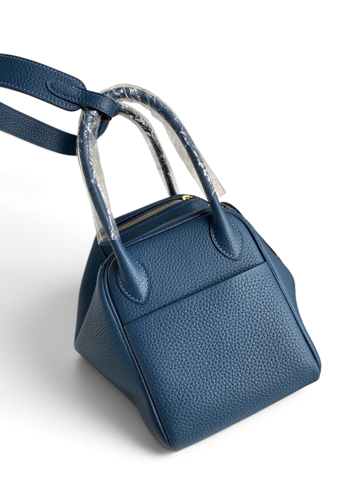 SWORD LUXURY marka, lacivert renkli, dokulu Clemence deriden üretilmiş, ikonik kavisli tasarıma sahip Lindy 26 çanta.