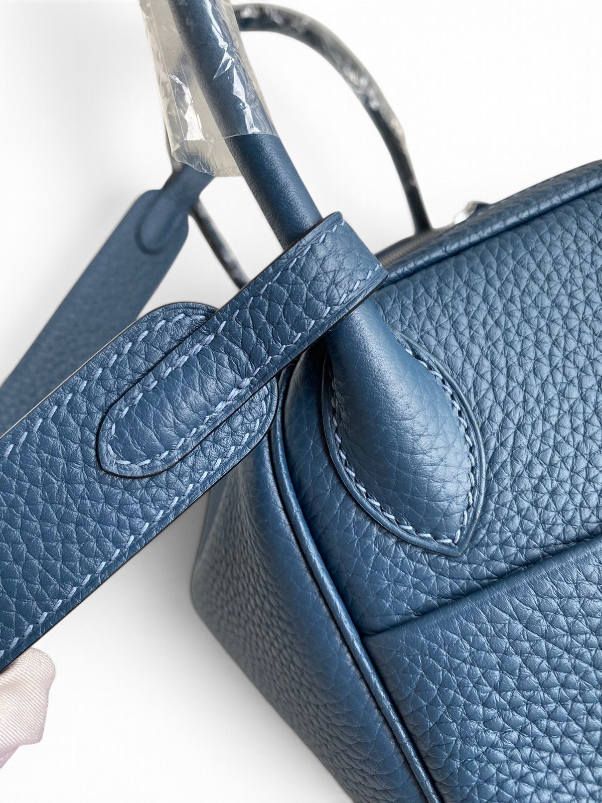 SWORD LUXURY marka mavi Clemence deri Lindy 26 çanta detayı, belirgin dikişli sap ve omuz askısı yapısı.