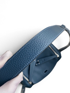 SWORD LUXURY Hermès Lindy 26 çanta, mavi Clemence deri dokusu ve detaylı dikişleri ile yakın çekim.