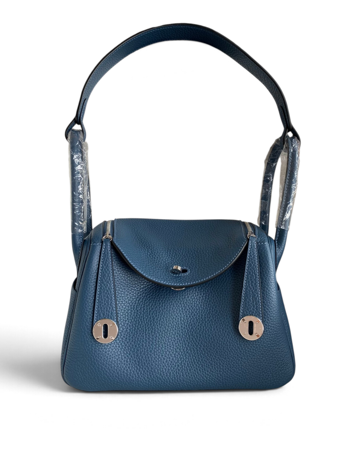 SWORD LUXURY mavi Clemence deri Hermès Lindy 26 çanta, üstten saplı ve gümüş donanımlı, kutu içinde.