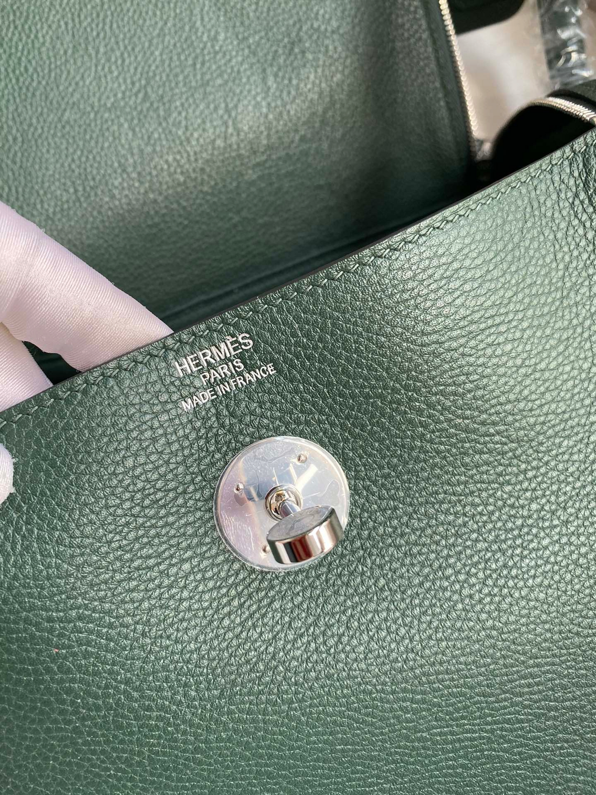SWORD LUXURY marka yeşil Clemence deri Hermès Lindy 26 çanta, gümüş renkli döner kilit detayı ve iç damgası.