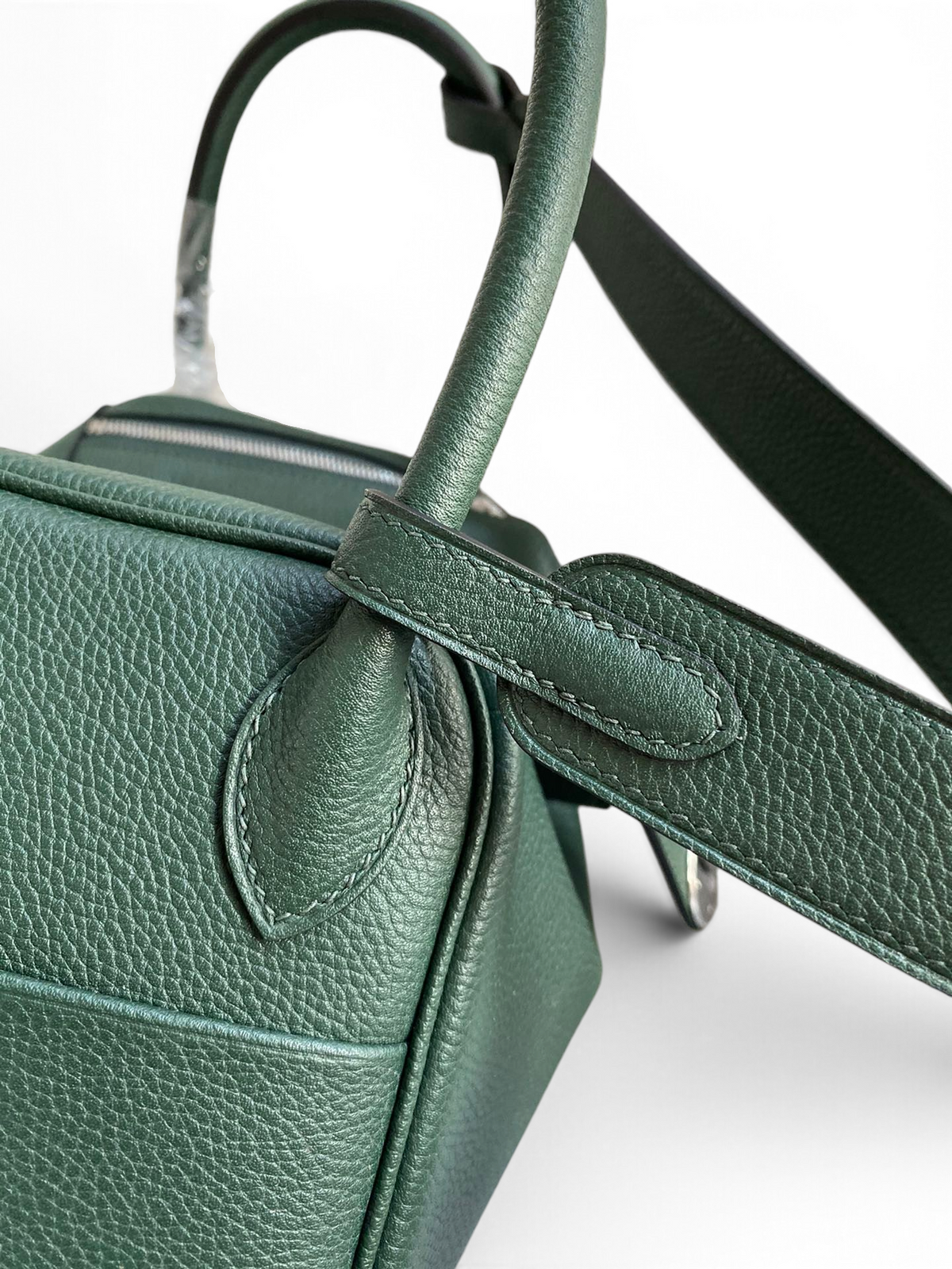 SWORD LUXURY marka, yeşil Clemence deri Hermès Lindy 26 çanta, detaylı dikişli sap ve omuz askısı görünümü.