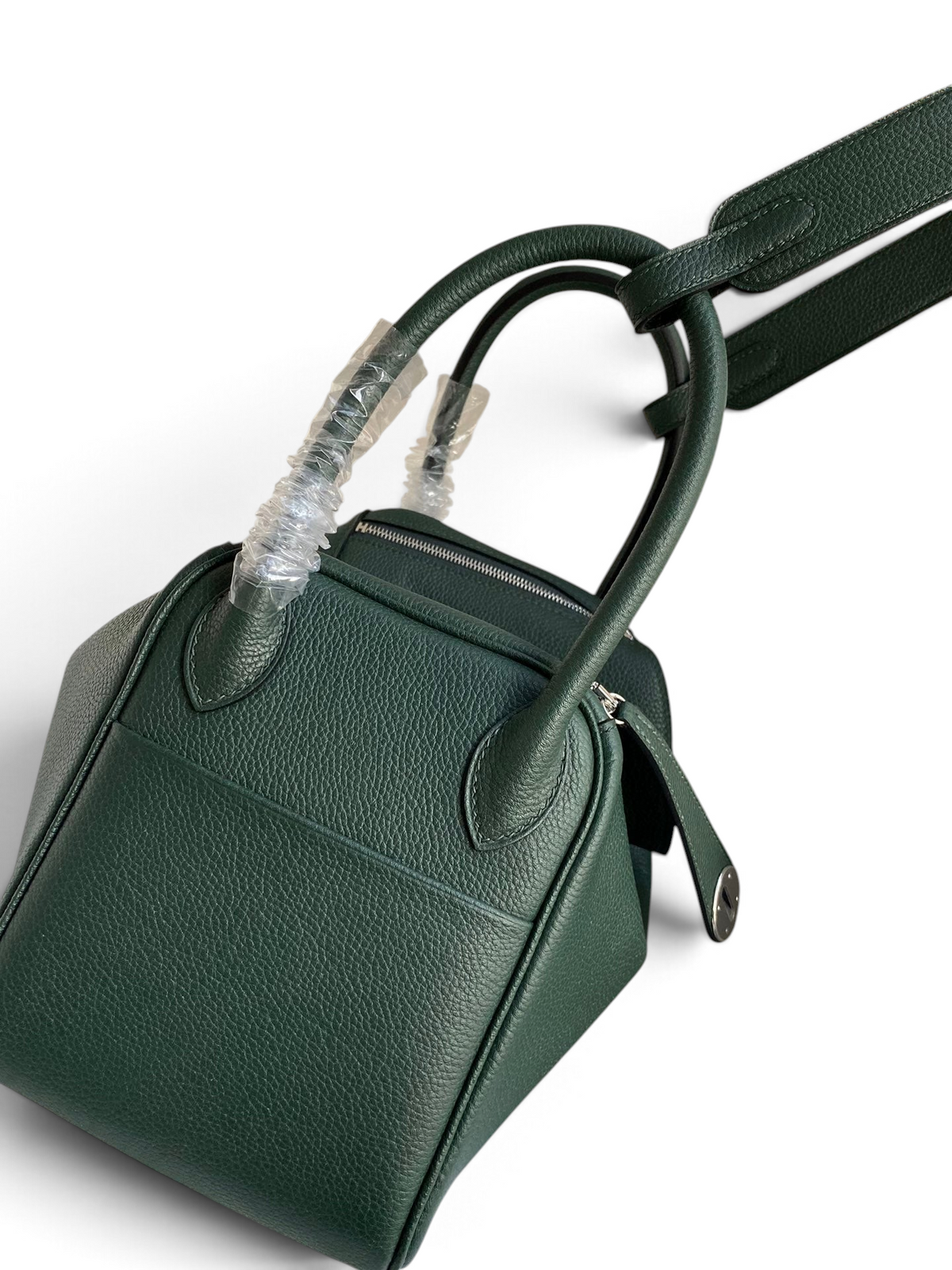 SWORD LUXURY marka, koyu yeşil Clemence deriden üretilmiş, çift saplı ve omuz askılı şık Lindy 26 çanta.