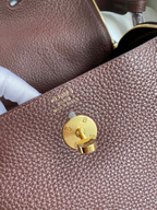 SWORD LUXURY Hermès Lindy 26 çanta detayında altın renkli kilit mekanizması ve deri dokusu