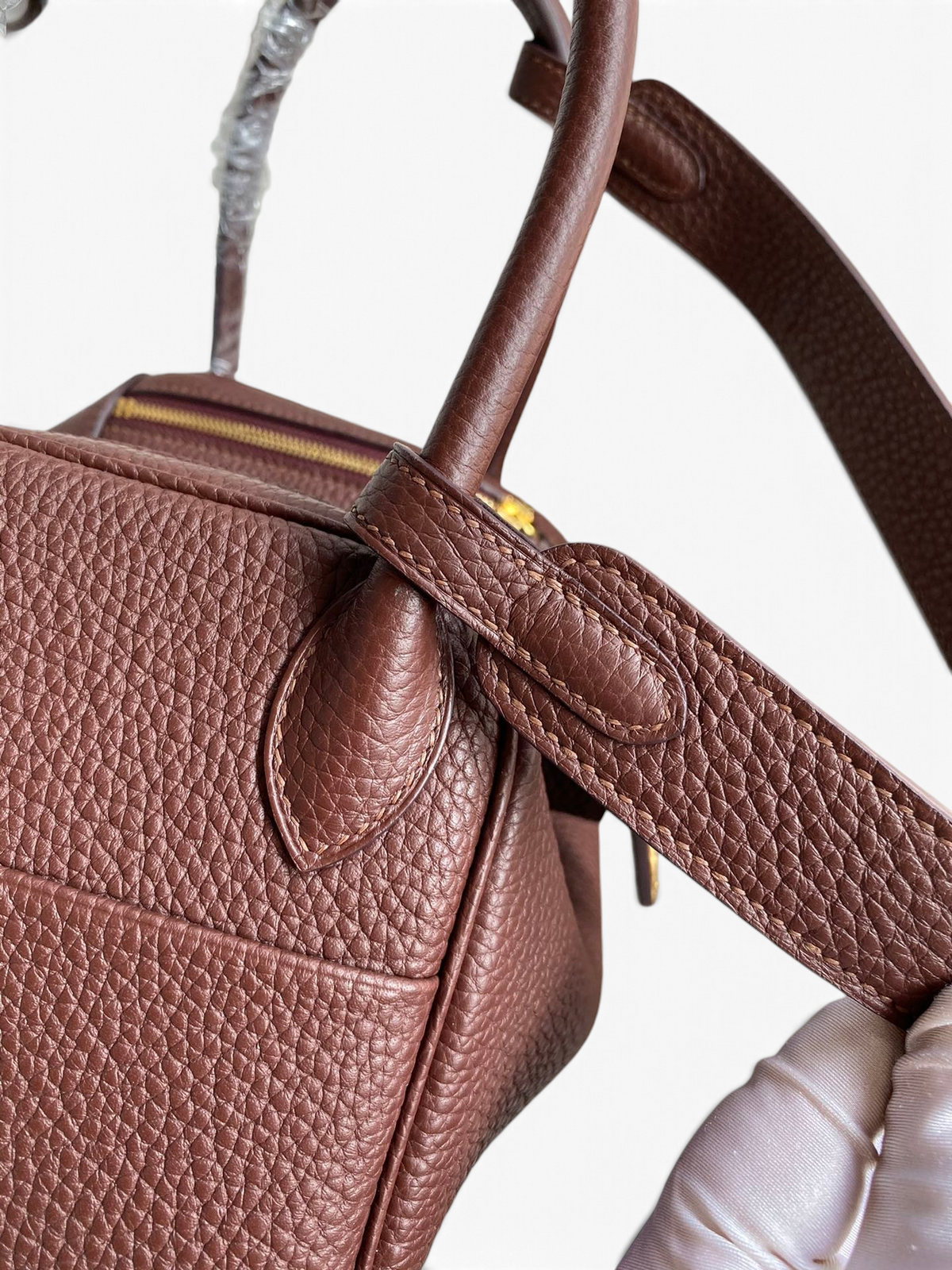 SWORD LUXURY kahverengi Clemence deri Lindy 26 çanta, detaylı dikişli sap ve dokulu deri yüzey görünümü.