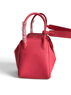 SWORD LUXURY pembe Clemence deri Lindy 26 çanta, çift saplı ve omuz askılı, ikonik kıvrımlı tasarıma sahip.