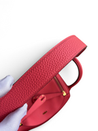 SWORD LUXURY Hermès Lindy 26 çanta, dokulu pembe Clemence deri detayları ve kaliteli işçiliği ile yakından görünüm.