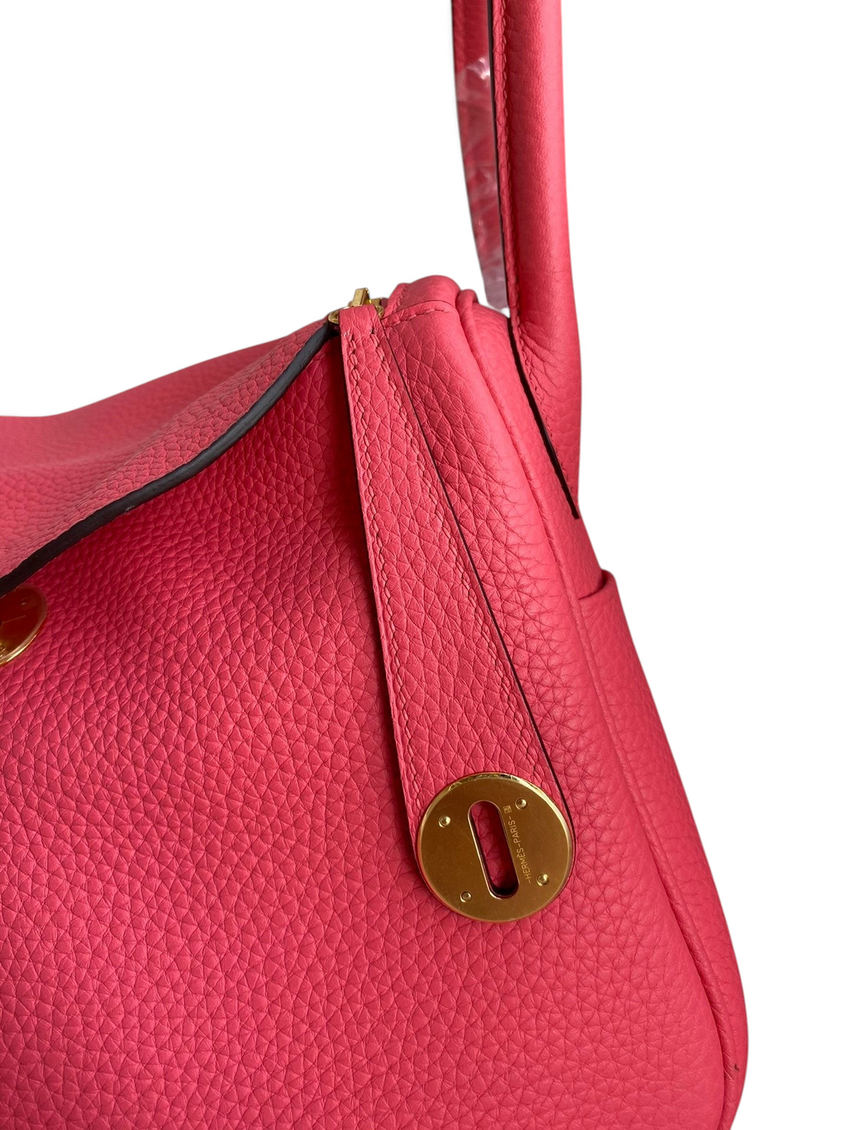 SWORD LUXURY pembe Clemence deri Hermès Lindy 26 çanta, altın tonlu metal detaylar ve ikonik kilit mekanizması.