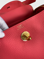 SWORD LUXURY marka, pembe Clemence deri Hermès Lindy 26 çanta, altın rengi metal kilit detayı ve iç damgası.