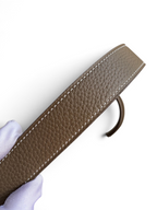 SWORD LUXURY Hermès Lindy 26 çanta için beyaz dikişli, dokulu kahverengi Clemence deri omuz askısı detayı.