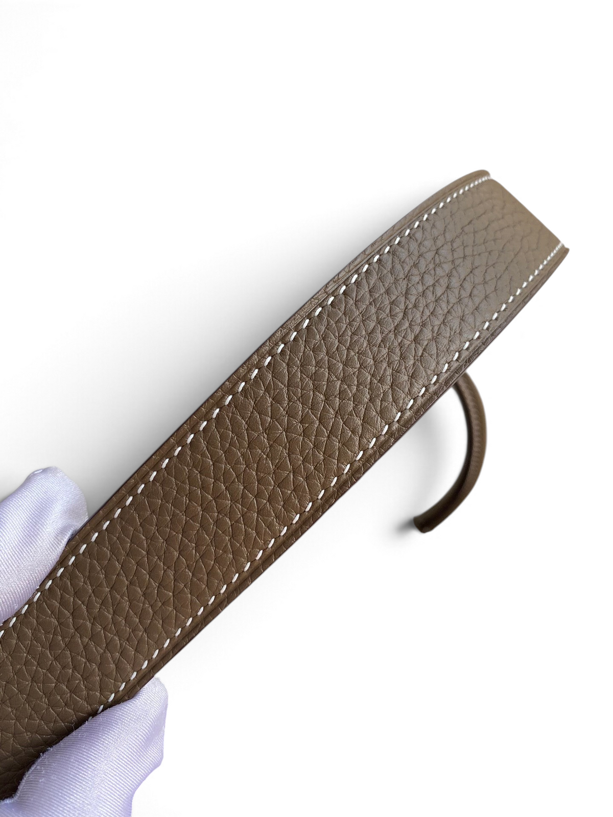 SWORD LUXURY Hermès Lindy 26 çanta için beyaz dikişli, dokulu kahverengi Clemence deri omuz askısı detayı.