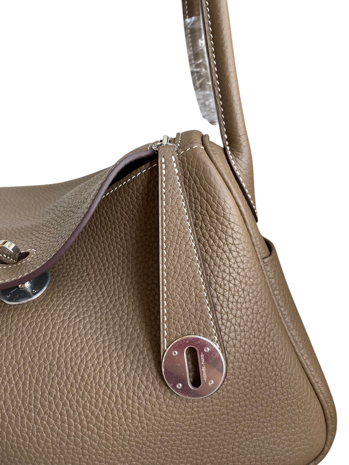 SWORD LUXURY marka, taupe renkli, Clemence deri Hermès Lindy 26 çanta, metal detaylı ve dikişli tasarım.