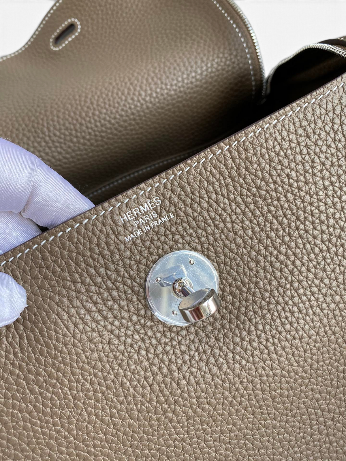 SWORD LUXURY Hermès Lindy 26 çanta, gümüş donanımlı taupe renkli Clemence deri detayları ve iç logo baskısı
