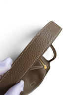 SWORD LUXURY Hermès Lindy 26 çanta, beyaz dikiş detaylı kahverengi Clemence deri omuz askısı yakın çekim.