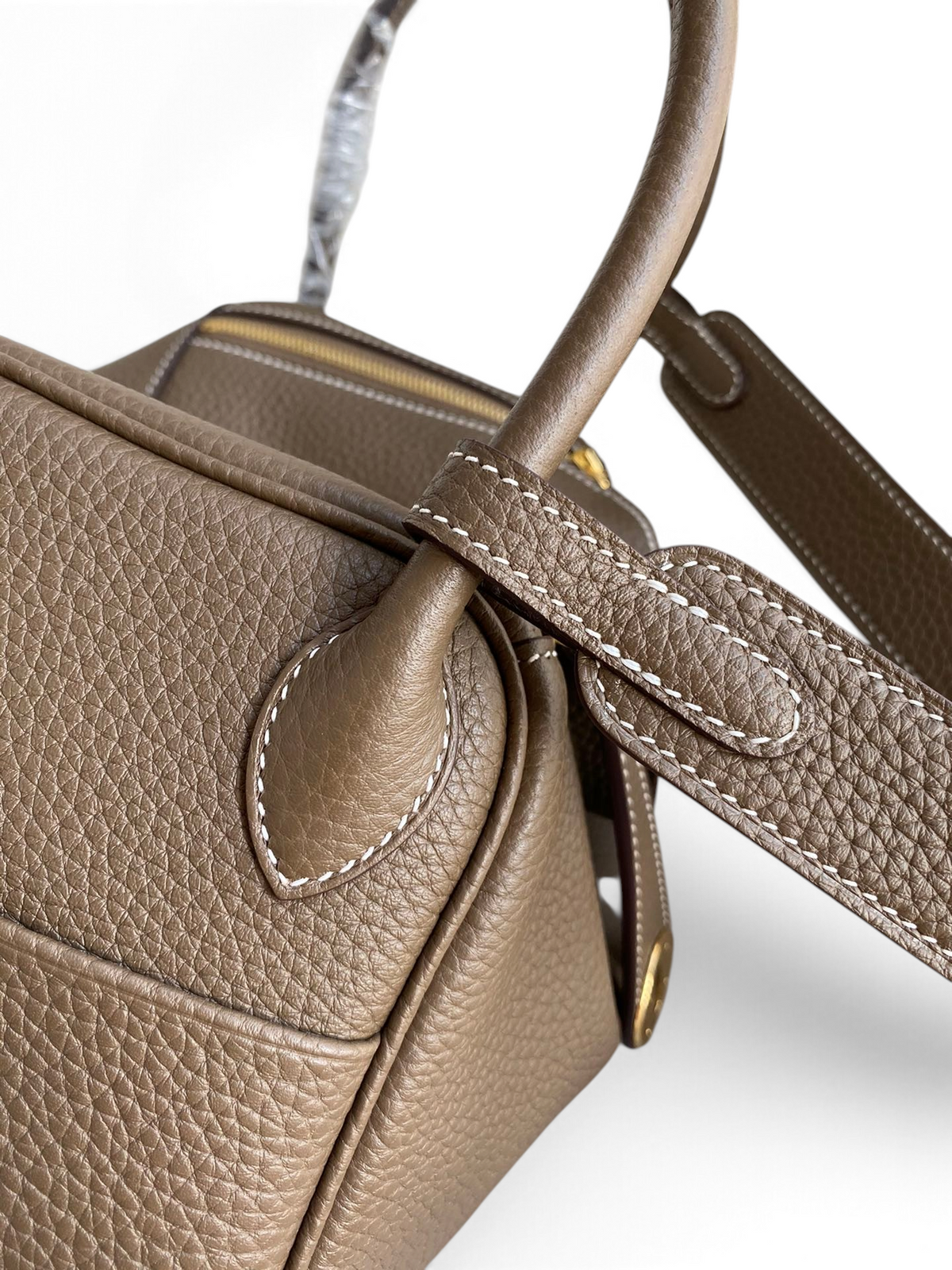 SWORD LUXURY marka, taupe renkli, dokulu Clemence deriden üretilmiş, beyaz dikiş detaylı Lindy 26 çanta detayı.