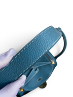 SWORD LUXURY Hermès Lindy 26 çanta, beyaz dikiş detaylı mavi Clemence deri omuz askısı ve dokulu yüzey.