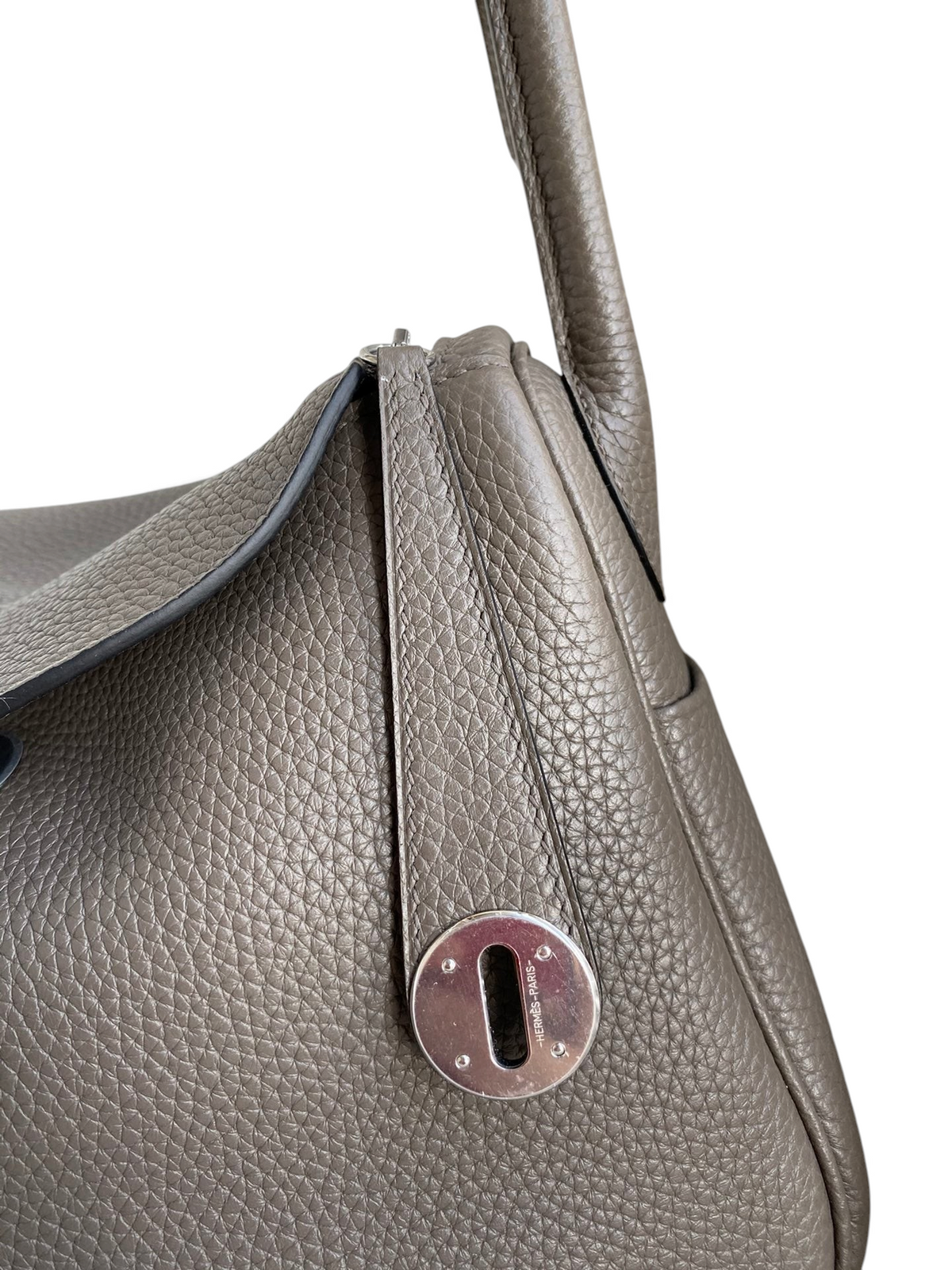 SWORD LUXURY marka, gri renkli, dokulu Clemence deriden üretilmiş, metal detaylı Hermès Lindy 26 çanta detayı.