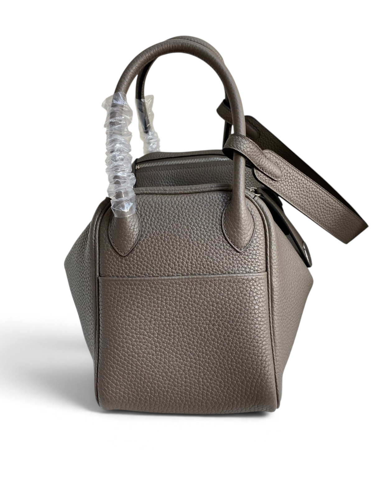 SWORD LUXURY gri renkli, Clemence deri Hermès Lindy 26 çanta, çift saplı ve omuz askılı ikonik tasarım.